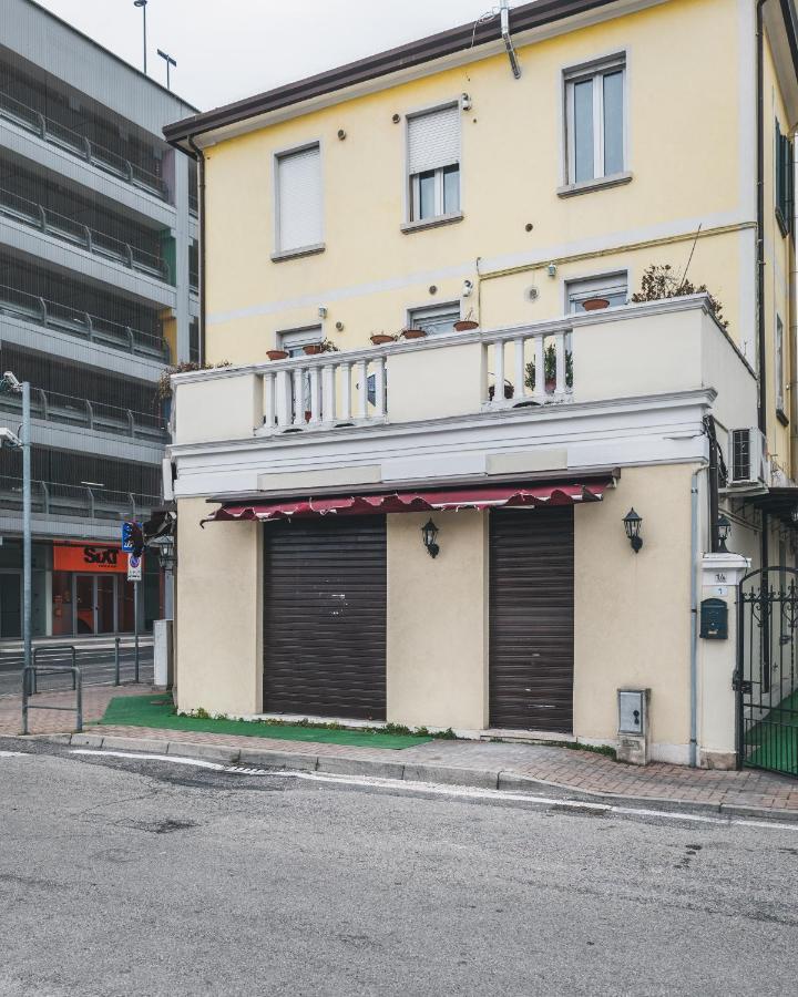 Bulldog Station Apartments With Private Wc, Ac, Tv Mestre Exterior photo