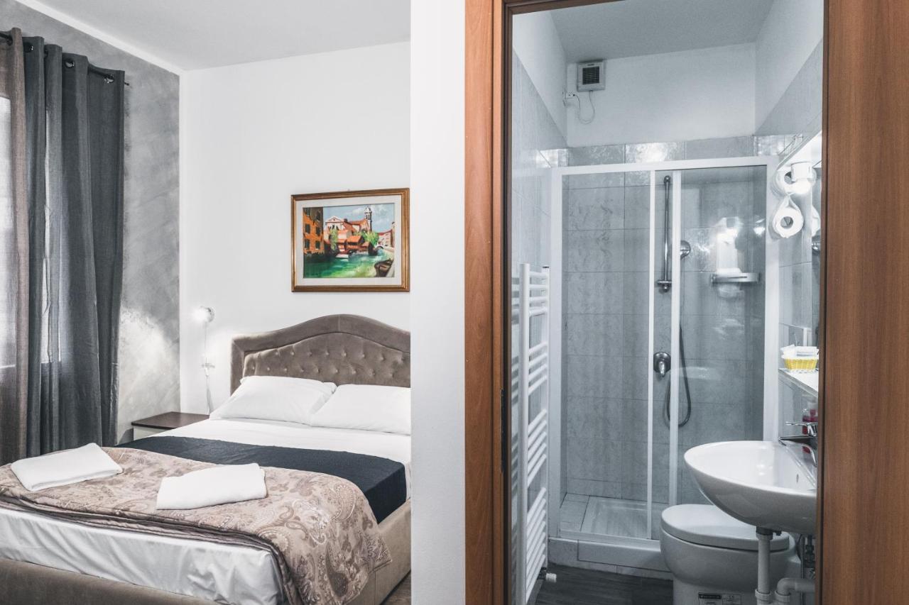 Bulldog Station Apartments With Private Wc, Ac, Tv Mestre Exterior photo
