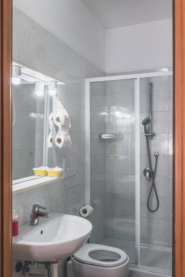 Bulldog Station Apartments With Private Wc, Ac, Tv Mestre Exterior photo